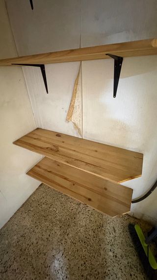 8 Scaffali in Legno con Supporti Neri