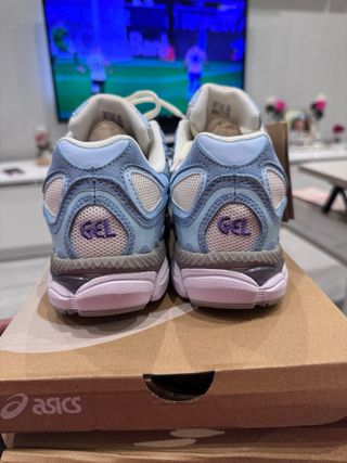 Zapatillas Asics azules y blancas