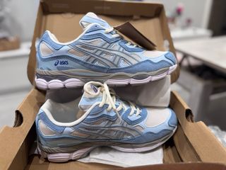 Zapatillas Asics azules y blancas