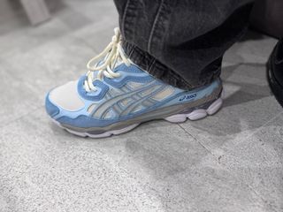 Zapatillas Asics azules y blancas