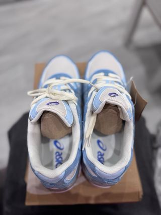 Zapatillas Asics azules y blancas