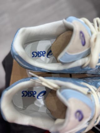 Zapatillas Asics azules y blancas