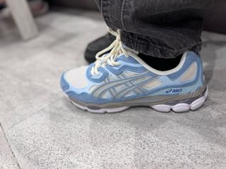 Zapatillas Asics azules y blancas