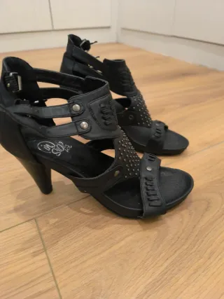 Sandalias negras con tachuelas talla 38