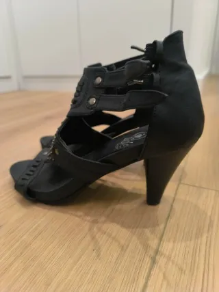 Sandalias negras con tachuelas talla 38