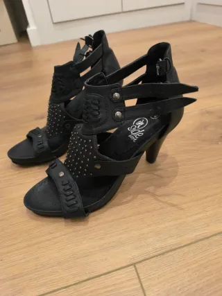 Sandalias negras con tachuelas talla 38