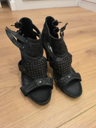 Sandalias negras con tachuelas talla 38