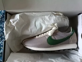 Zapatillas Nike grises y verdes