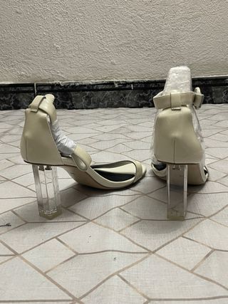 Sandalias Beige Tacón Transparente