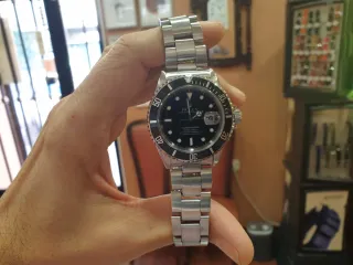 Rolex Submariner 16610 con tarjeta de servicio.