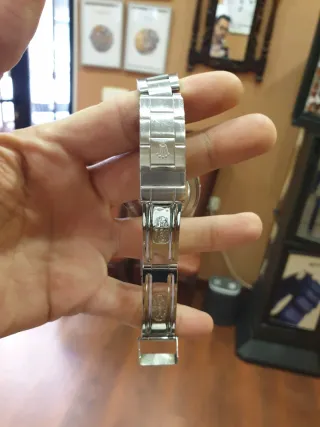 Rolex Submariner 16610 con tarjeta de servicio.