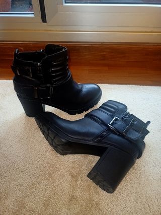 Botas rock negras con hebillas y cremallera