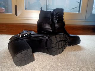 Botas rock negras con hebillas y cremallera