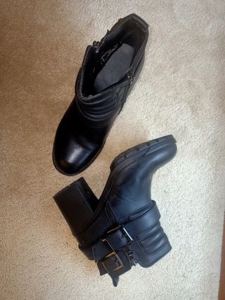 Botas rock negras con hebillas y cremallera
