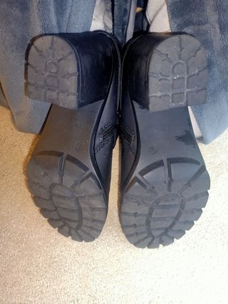 Botas rock negras con hebillas y cremallera