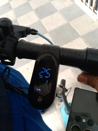 Patinete Eléctrico Azul y Negro