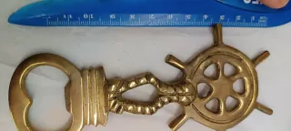 Abridor de botellas latón timón náutico