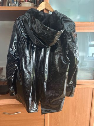 Chubasquero charol forrado pelito Talla XS