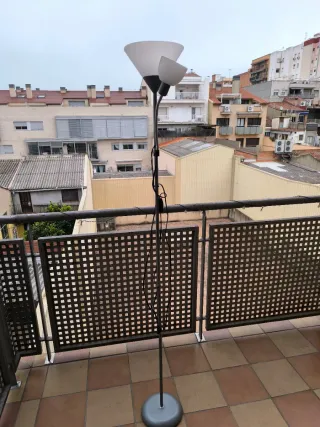 Lámpara de pie comedor gris y blanco