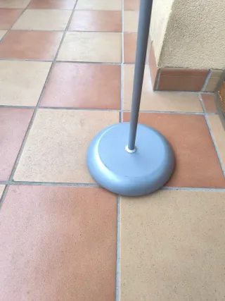 Lámpara de pie comedor gris y blanco