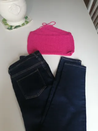 Pantalón vaquero Mango y top fucsia