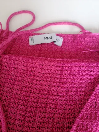 Pantalón vaquero Mango y top fucsia