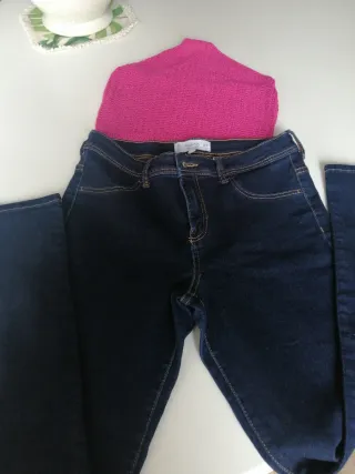 Pantalón vaquero Mango y top fucsia