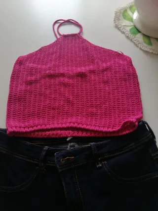 Pantalón vaquero Mango y top fucsia