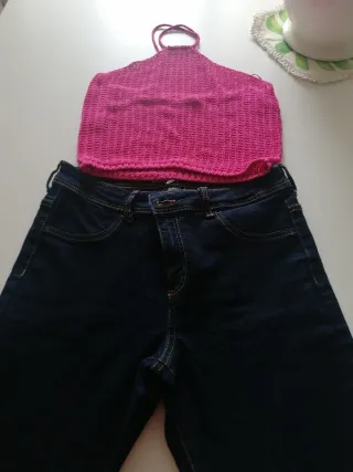 Pantalón vaquero Mango y top fucsia
