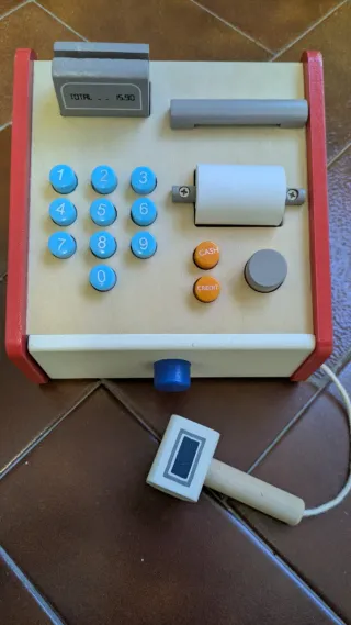 Caja registradora de juguete de madera