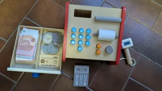 Caja registradora de juguete de madera