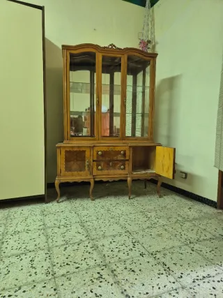 Vitrina de madera y cristal