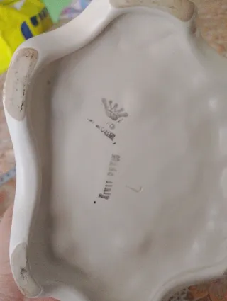 Statuina Capodimonte ceramica uomo su panchina