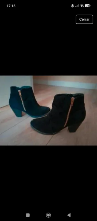 Botines negros con cremallera dorada