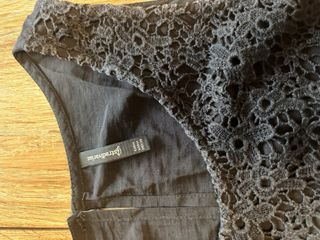 Blusa de encaje sin mangas