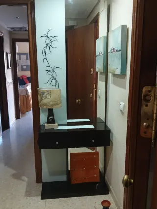 Mueble recibidor wengue con cristal decorado