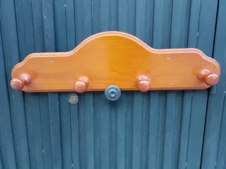 Perchero de madera con 4 pomos