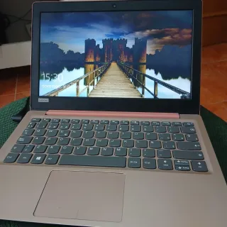 Ordenador portátil Lenovo rosa