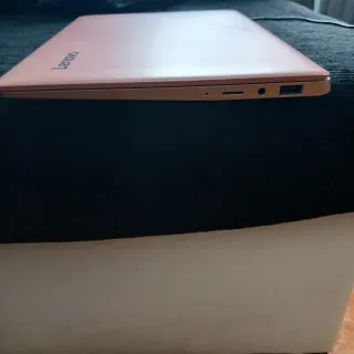 Ordenador portátil Lenovo rosa
