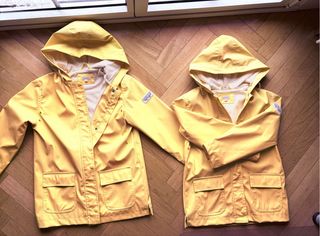 Chubasquero infantil amarillo con bolsillos