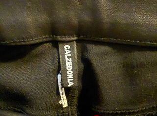 Pantalones negros polipiel, marca Calzedonia.