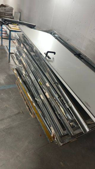 Puerta chapa trastero con manilla