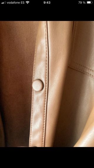 Chaqueta Zara marrón efecto piel