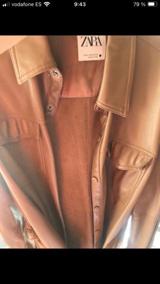 Chaqueta Zara marrón efecto piel