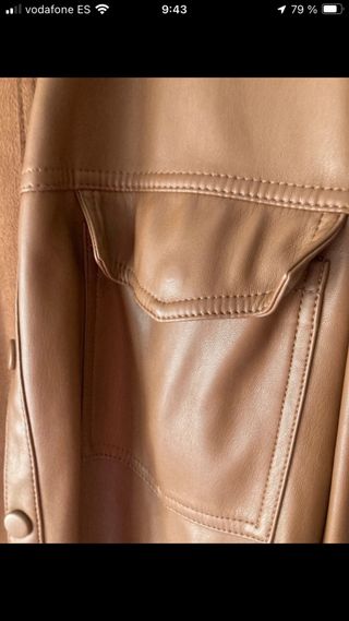 Chaqueta Zara marrón efecto piel