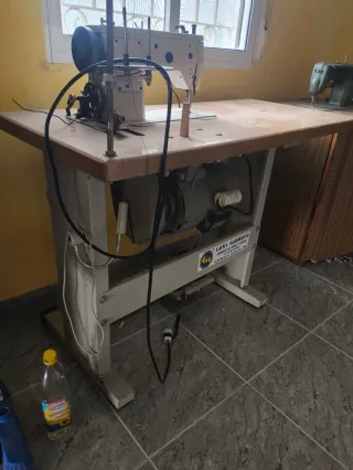Máquina de coser aparadora y zig-zag, incluye mesa