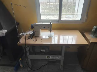 Máquina de coser aparadora y zig-zag, incluye mesa