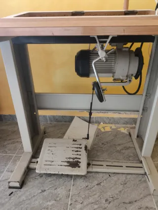 Máquina de coser aparadora y zig-zag, incluye mesa