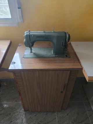 Máquina de coser aparadora y zig-zag, incluye mesa