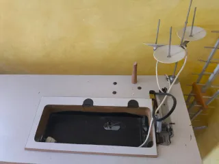 Máquina de coser aparadora y zig-zag, incluye mesa